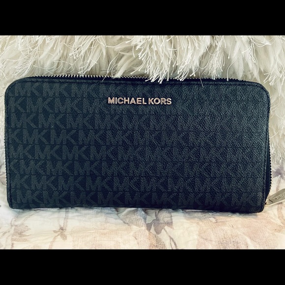 Michael Kors Handbags - Michael Kors Wallet